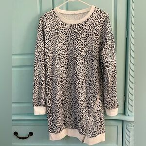 Black & White Cheetah / Leopard Print Tunic Style Zipper Sweater L
